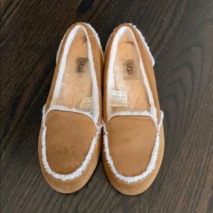 UGG slippers size 5- EUC!